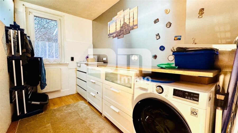 Schönes Ein- bis Zweifamilienhaus mit Gartenbereich, Terrasse + Balkon und Doppelgarage - OG Waschküche / HWR